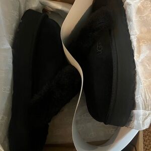 UGG Women's Black Fluffy Slippers